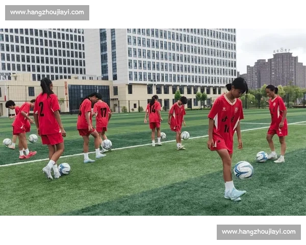 甘肃青少年女足出征喀什 绿茵场上绽放民族团结之花 甘肃青少年女足出征喀什 绿茵场上绽放民族团结之花