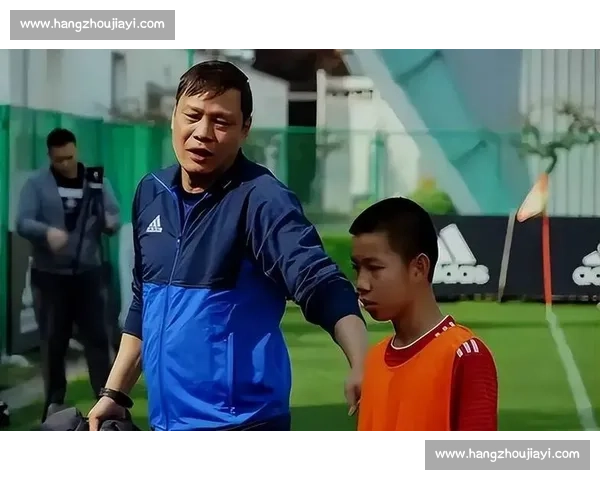 范志毅率老甲 A 重返榕江公益行:名誉村长心系家乡,传递足球温情 范志毅率老甲 A 重返榕江公益行:名誉村长心系家乡,传递足球温情