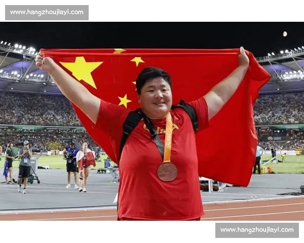 巩立姣 18 米 93 碾压夺冠,韦永丽雨战 11 秒 57 摘金