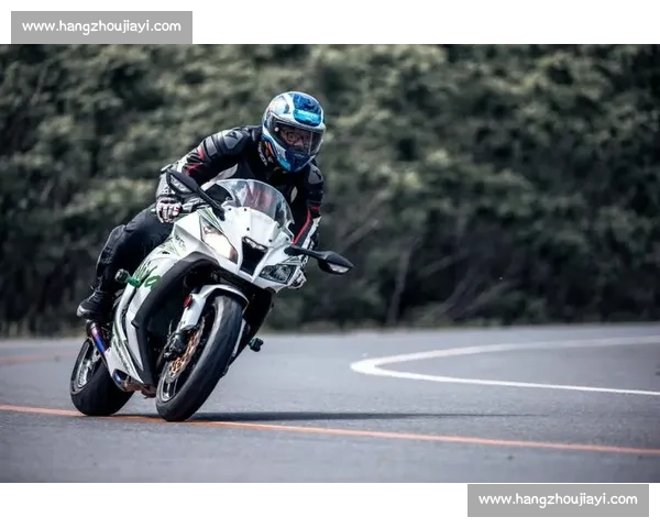 骑行进阶必学！掌握压弯核心：重心转移与安全法则